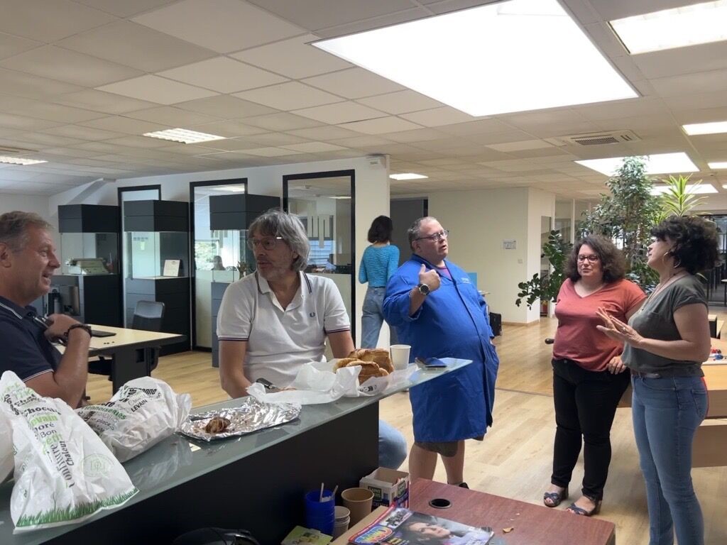 Nous sommes ravis de partager ce petit-déjeuner (en plus de celui du lundi). L'équipe n'est malheureusement pas au complet, mais comme dit l'adage : "Les absents ont toujours tort !"